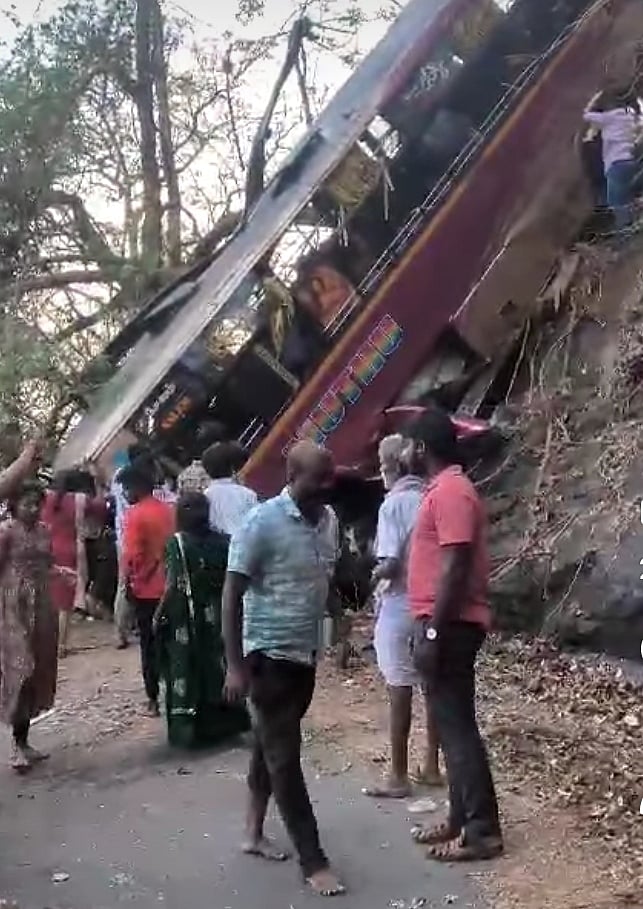 ஏற்காடு மலைப்பாதையில் பேருந்து கவிழ்ந்து 4 பேர் பலி!