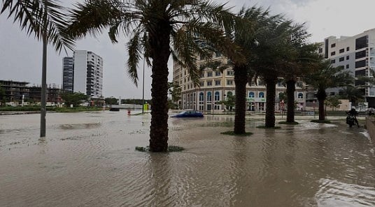 வெள்ளத்தில் மிதக்கும் பாலைவன நகரம்!