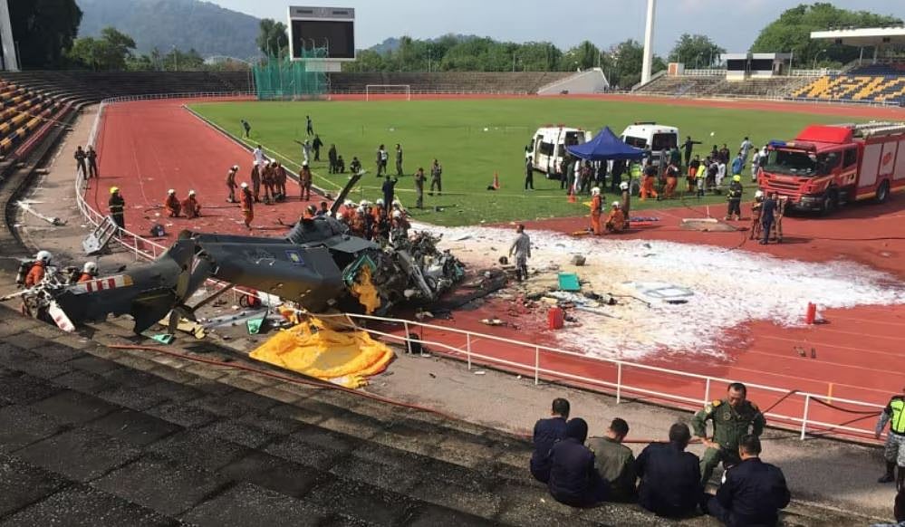 2 ஹெலிகாப்டர்கள் மோதி கோர விபத்து- 10 பேர் பலி!