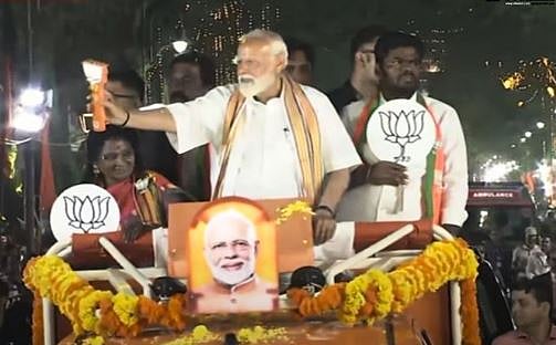 பிரதமர் மோடி சென்னையில் கார் உலா!