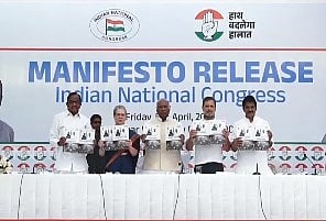 காங்கிரஸ் தேர்தல் அறிக்கை: மத்திய அரசு பணியில் பெண்களுக்கு 50% இடஒதுக்கீடு!