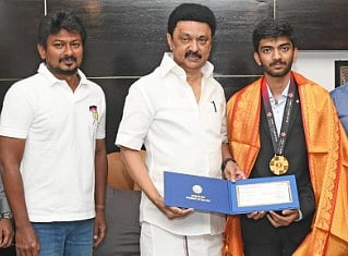 முதலமைச்சரிடம் வாழ்த்து பெற்ற குகேஷ்… ரூ. 75 லட்சம் ஊக்கத்தொகை!