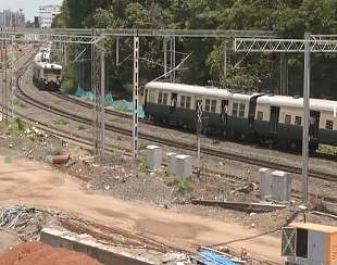 சென்னை மின்சார ரயில் வண்டிகள் ஆங்காங்கே திடீர் நிறுத்தம்!