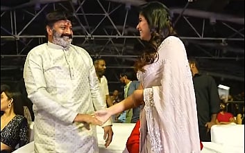 மேடையிலேயே தள்ளி விட்ட பாலகிருஷ்ணா: பதில் அளித்த அஞ்சலி!