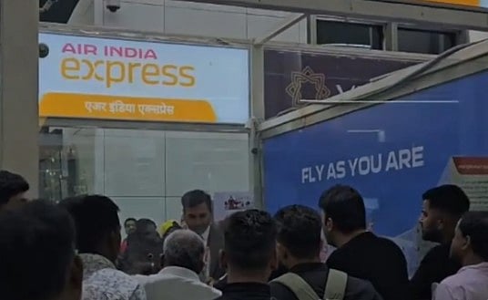 ஊழியர்கள் போராட்டம்... முடங்கிய விமான சேவை!