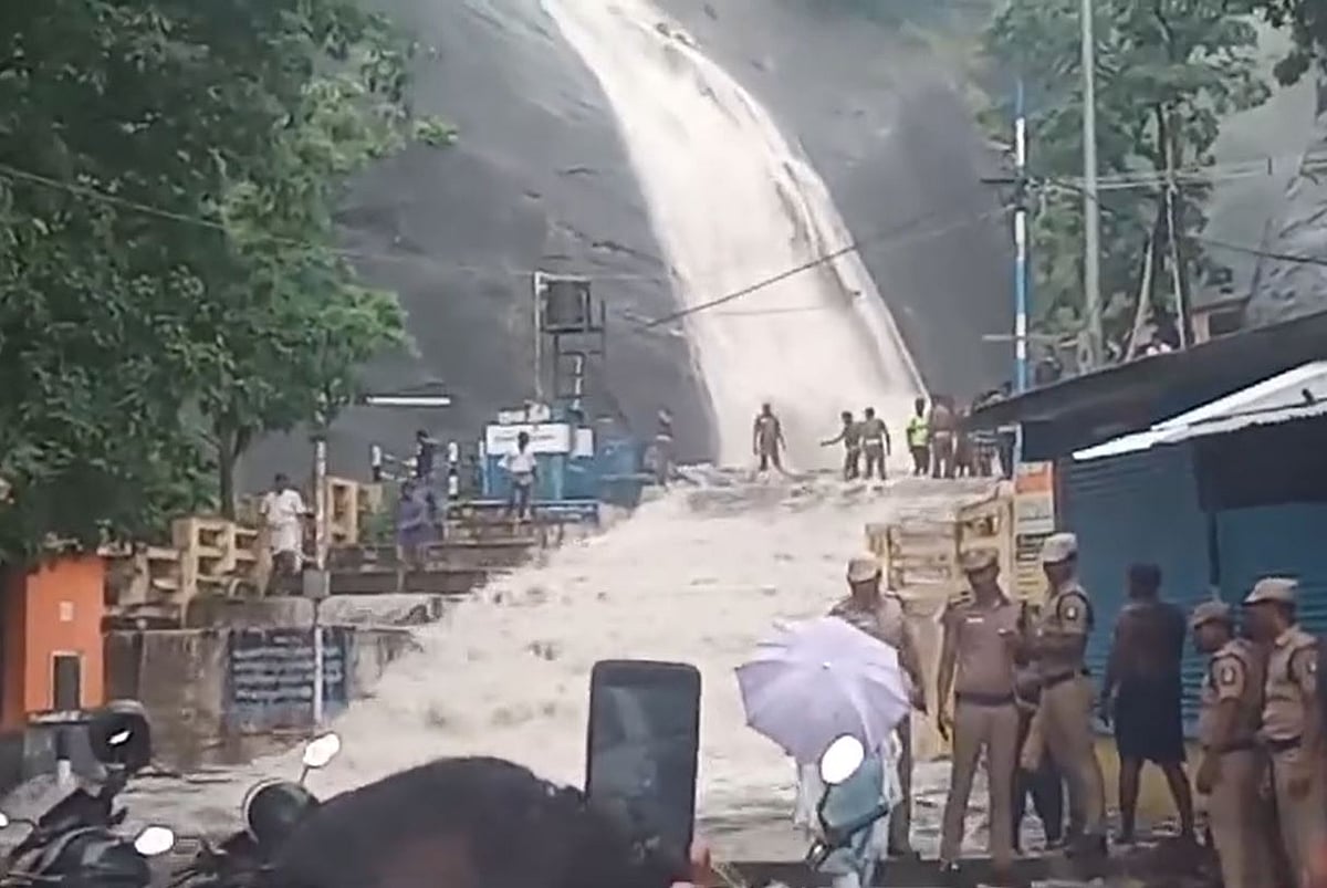 திடீர் வெள்ளம்- குற்றால அருவியில் சிக்கிய சிறுவனின் கதி?