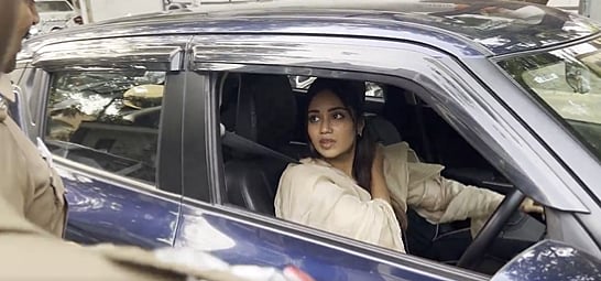 போலீசாருடன் வாக்கு வாதத்தில் ஈடுபட்ட நிவேதா பெத்துராஜ்! – வைரலாகும் வீடியோ!