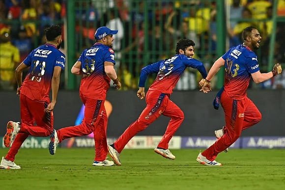 ப்ளே ஆப் வாய்ப்பை நழுவவிட்ட சி.எஸ்.கே.! – தோனிக்கு தண்ணி காட்டிய யஷ் தயாள்!