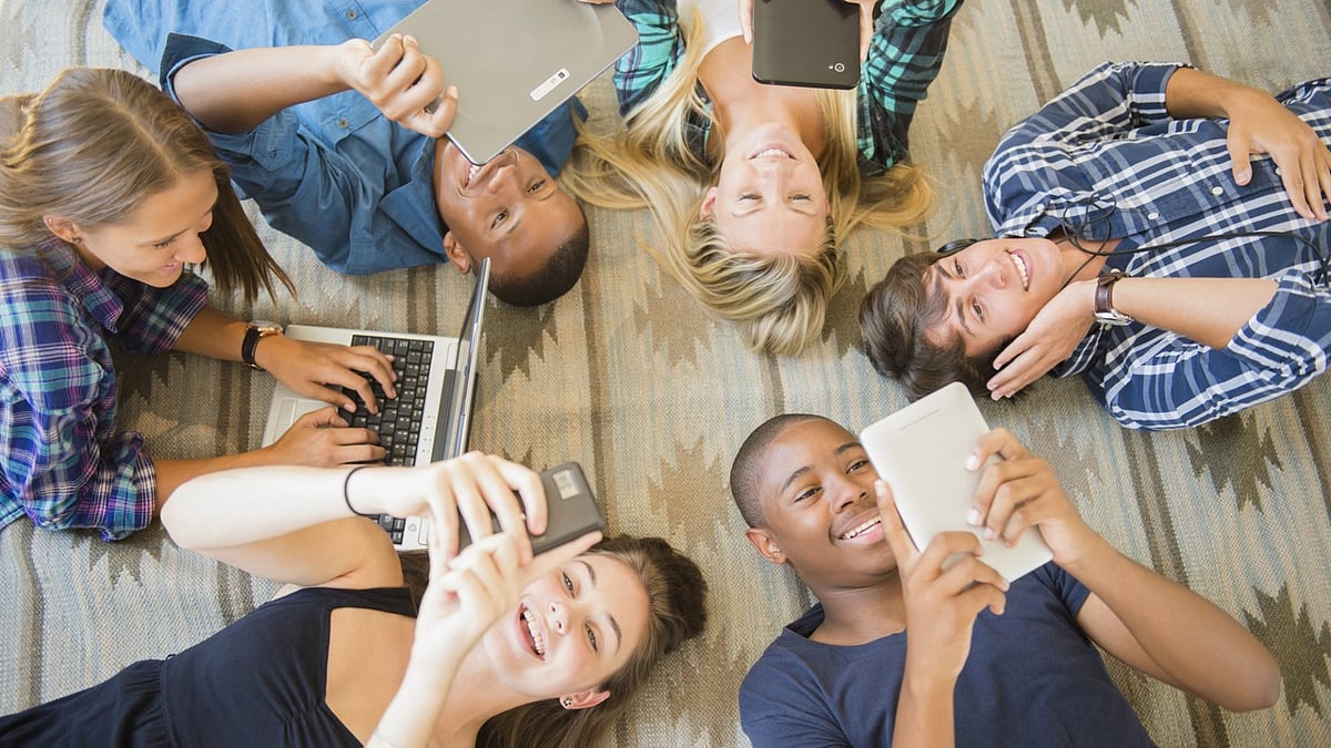 வேட்டையாடும் சமூக ஊடகங்கள்… நம் சிறார்களைக் காப்பது எப்படி?