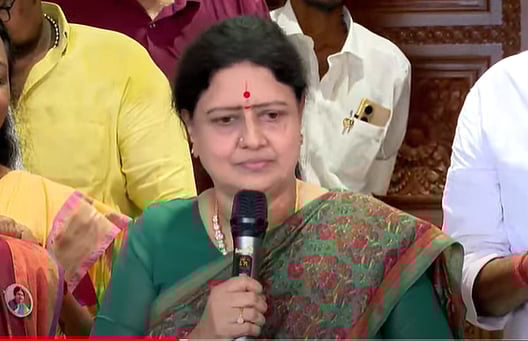 அ.தி.மு.க.வில் குறிப்பிட்ட சாதி அரசியல்…!-  சசிகலா பேட்டி