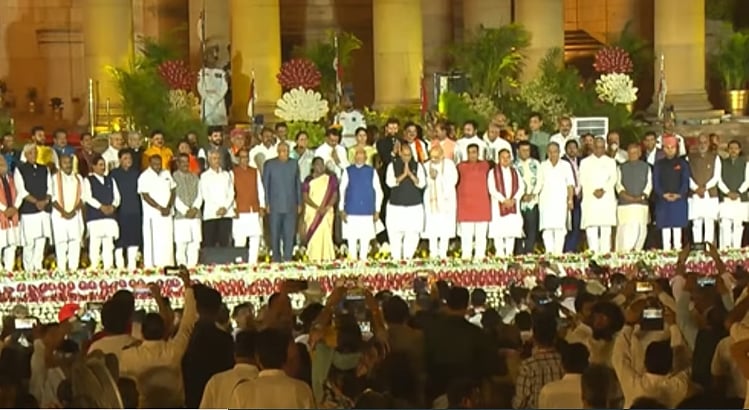  71 அமைச்சர்கள் பதவியேற்பு: நாளை இலாகா ஒதுக்கீடு?