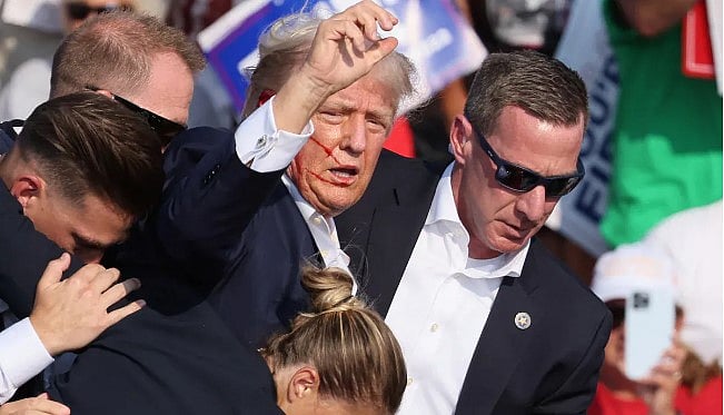 பதறிய கூட்டம்...காதில் வழிந்த ரத்தம்... ஃபையிட்...ஃபையிட் என முழங்கிய டிரம்ப்!