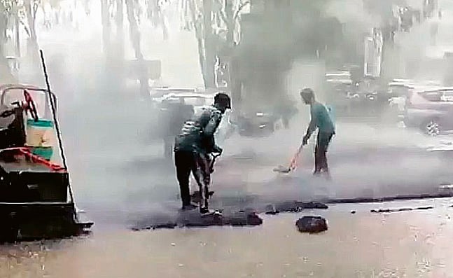 கொட்டும் மழையிலும் இப்படியா? கடமையை செய்த ஊழியர்கள்!