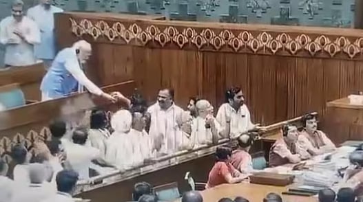 எதிர்கட்சி எம்.பி.க்கு தண்ணீர் காட்டிய பிரதமர்!