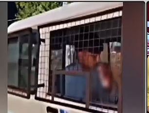 போலீஸ் வேனில் பீர் குடிக்கும் கொலைக்குற்றவாளி... இதுதானா உங்க மது விலக்கு?