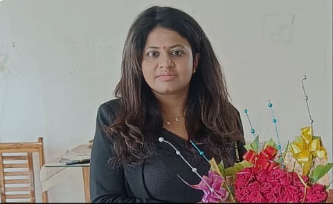 ஆட்டம்போட்ட பெண் அதிகாரி... அம்புட்டும் போலியா? இப்டிப் பண்றீங்களேம்மா...