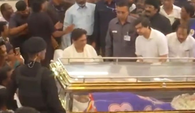 அனுமதி மறுத்த நீதிமன்றம்: அஞ்சலி செலுத்திய மாயாவதி!