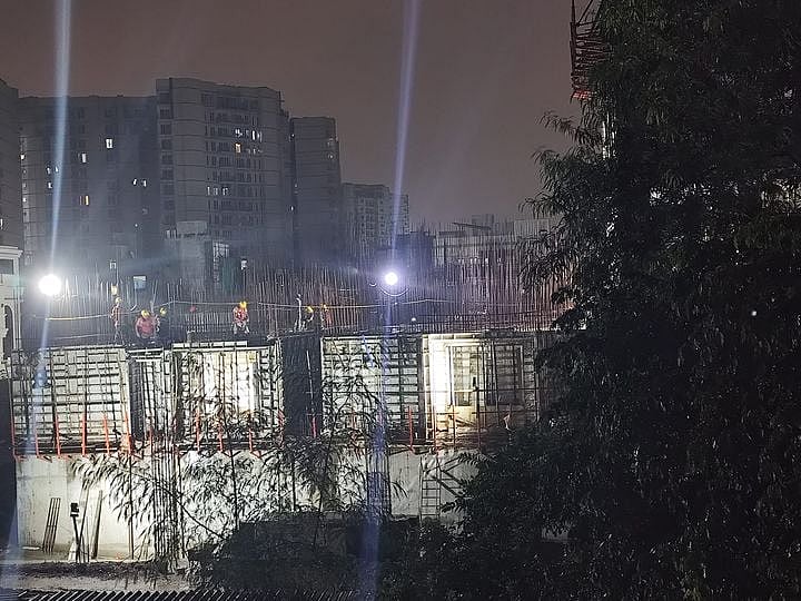 புயலிலும் கட்டுமானப் பணி... உயிர் ஆபத்தில் வெளிமாநிலத் தொழிலாளர்கள்!  