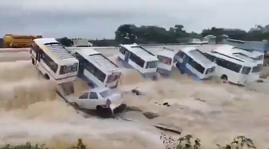 ஊத்தங்கரையில் வரலாறு காணாத மழை… வெள்ளத்தில் அடித்துச் செல்லப்பட்ட வாகனங்கள்!