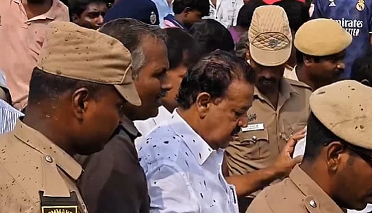 இறங்கி வர மாட்டீங்களா…? அமைச்சர் பொன்முடி மீது சேற்றை வீசி கிராமத்தினர்!