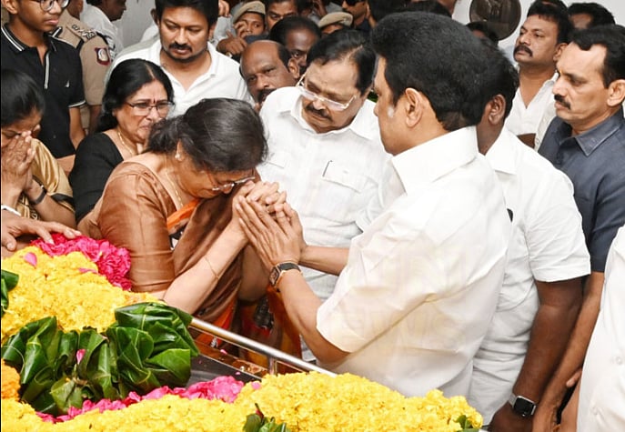 ஈவிகேஎஸ் இளங்கோவன் உடலுக்கு முதல்வர் நேரில் அஞ்சலி!