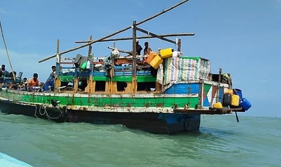 103 பேருடன் முள்ளிவாய்க்காலில் கரையொதுங்கிய படகு! 