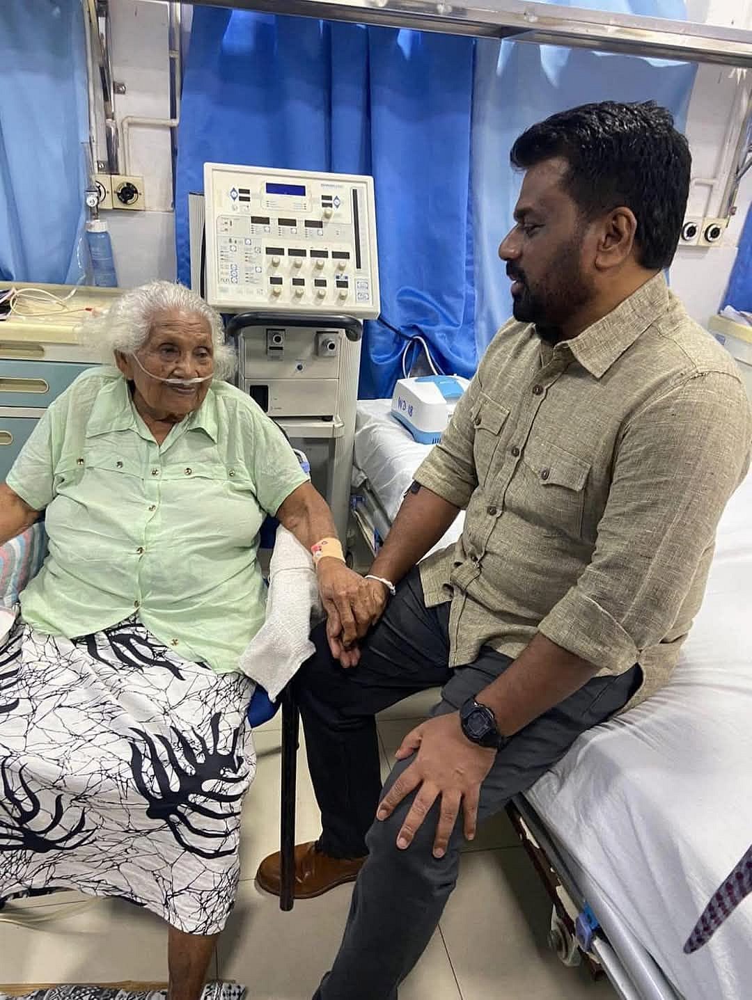 ஜனாதிபதியின் தாயார் அரசு மருத்துவமனையில் சிகிச்சை!