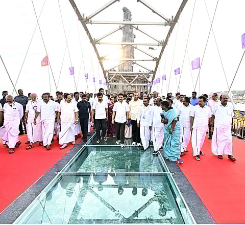 குமரி முனை திருவள்ளுவர் சிலை கண்ணாடிப் பாலம்