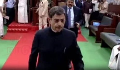 சட்டப்பேரவையிலிருந்து வெளியேறும் ஆளுநர் ஆர். என். ரவி