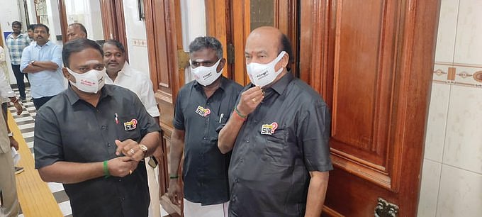 சட்டப்பேரவை: கருப்பு சட்டையில் வந்த அதிமுக உறுப்பினர்கள்!