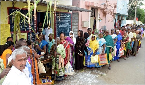 பொங்கல் பரிசு தொகுப்பு வாங்க காத்திருக்கும் மக்கள்