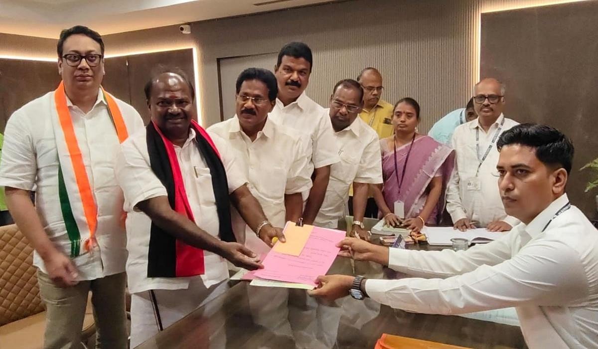 ஈரோடு இடைத்தேர்தல்: திமுக வேட்பாளர் வேட்புமனு தாக்கல்!