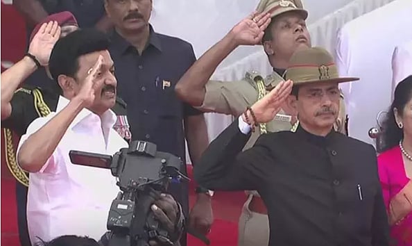 குடியரசு தினம்: தேசியக்கொடியை ஏற்றி வைத்தார் ஆளுநர் ரவி!