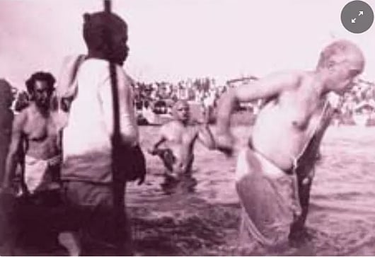 கும்பமேளாவில் நீராடினாரா முன்னாள் பிரதமர் நேரு? - Fact Check