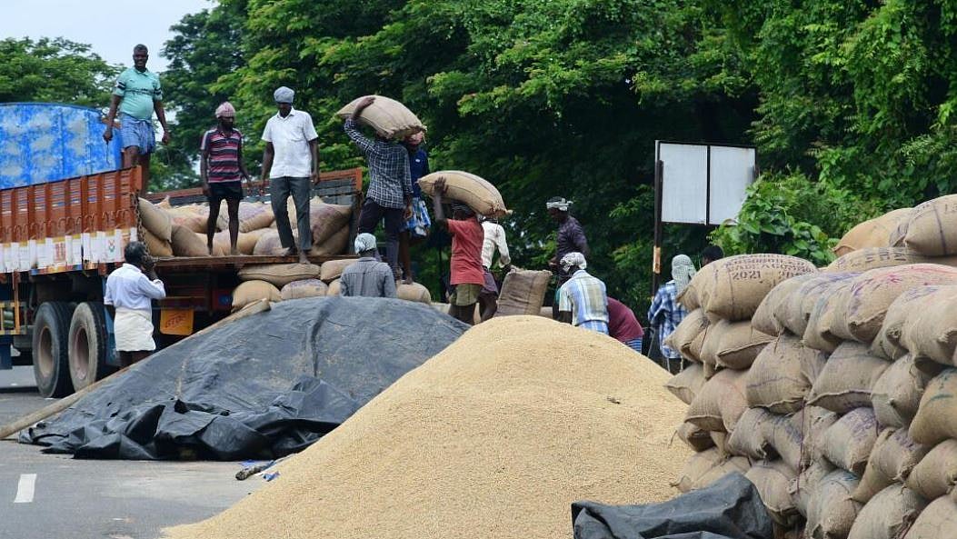 கொள்முதல் நிலையங்களில் தலைவிரித்தாடும் ஊழல்! 