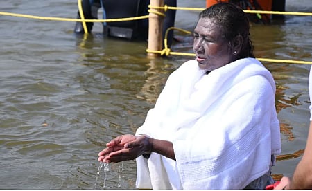 கும்பமேளாவில் புனித நீராடினார் குடியரசுத் தலைவர் திரெளபதி முர்மு!