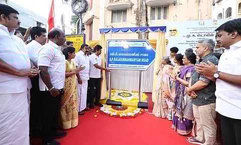 பெயர்ப் பலகையைத்திறந்து வைத்த உதயநிதி