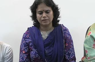 உறவு இருந்தது - நேற்று; தவறானதில்லை- இன்று : மகேஷ்குமார் மனைவி முரண்! 