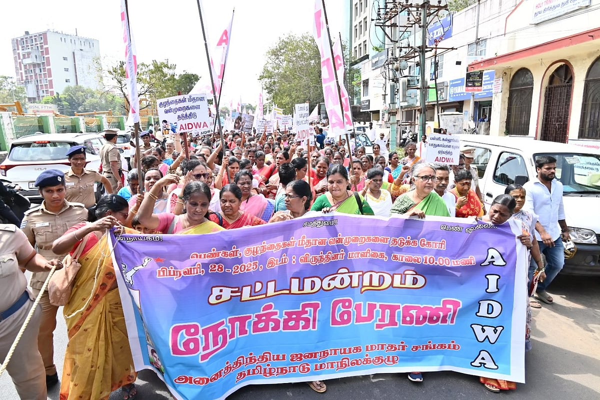குழந்தைகளைப் பாதுகாக்க பெண்கள் சென்னையில் பேரணி!