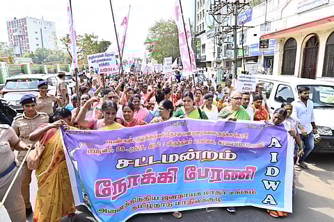 குழந்தைகளைப் பாதுகாக்க பெண்கள் சென்னையில் பேரணி!