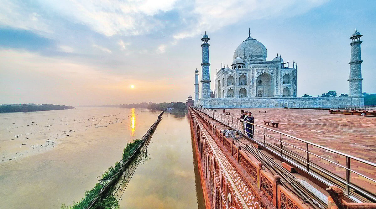 யமுனை ஆற்றிலே ஈரக்காற்றிலே...