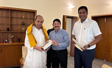 பிஜு ஜனதா தள தலைவர் நவீன் பட்நாயக்குடன் திமுக எம்.பி. தயாநிதி மாறன், அமைச்சர் டிஆர்பி ராஜா