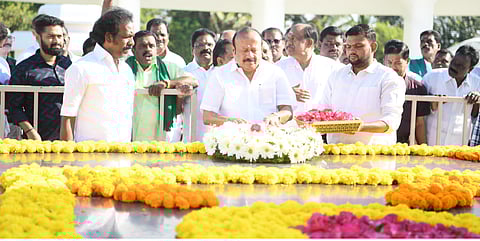 வேளாண் நிதிநிலை அறிக்கையைத் தாக்கல்செய்யும்முன் அண்ணா, கருணாநிதி நினைவிடங்களில் அமைச்சர் பன்னீர்செல்வம் மலர் மரியாதை 
