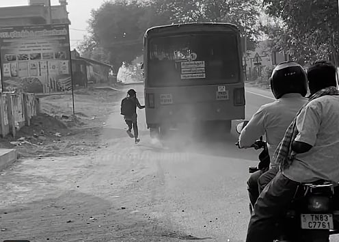 நிற்காமல் சென்ற அரசு பேருந்து... உயிரை பணயம் வைத்து ஓடிய +2 மாணவி… வைரல் வீடியோ!