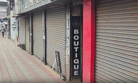 இ – பாஸ் நடைமுறைக்கு எதிர்ப்பு: தொடங்கியது கடையடைப்பு போராட்டம்!