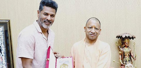 உபி முதல்வர் யோகி ஆதித்யநாத்துடன் நடிகர் பிரபு தேவா