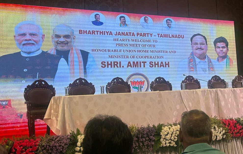 அமித் ஷா செய்தியாளர் சந்திப்பு: 4 முறை பேனர்கள் மாற்றம்… நாற்காலி குறைப்பு!