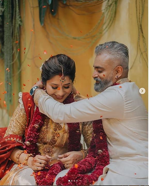 விஜய்டிவி பிரியங்கா தேஷ்பாண்டே திருமணம்... அருமை+ எளிமையான படங்கள்!