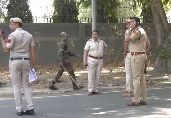 தில்லி பாக். தூதரகப் பாதுகாப்புத் தடுப்புகள் அகற்றம்! 