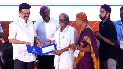 முதல்வர் ஸ்டாலினிடம் ரூ. 10 லட்சத்துக்கான காசோலை பெற்றுக் கொண்ட கொ.மா. கோதண்டம்